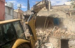 Kilis’te ağır hasarlı binaların yıkımı sürüyor