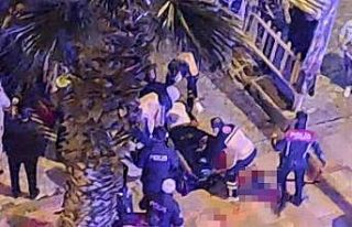 Kimseye aldırmadan birbirlerini acımasızsa bıçakladılar