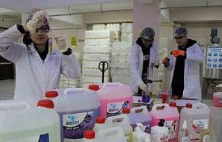 Kimyacı liseliler depremzedeler için üretiyor