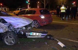 Kırmızı ışıkta bekleyen araçlara çarpıp kaçtı:...