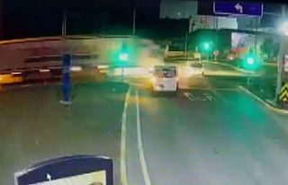 Kırmızı ışıkta geçen tırın hafif ticari araca...