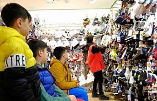 Kıyafetleri enkaz altında kalan çocuklar için...