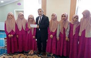 Kız Kur’an Kursu öğrencileri harçlıklarını...