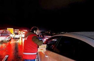 Kızılay yolda mahsur kalan vatandaşların yardımına...