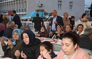 Koçarlılılar gönül sofrasında iftar açtı