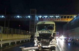 Konteyner yüklü tır, kırmızı ışıkta duran...