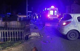 Kontrolden çıka otomobil köprü bariyerlerine çarparak...