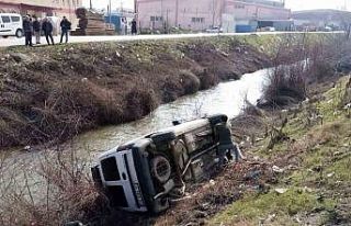 Kontrolden çıkan araç, dereye uçtu