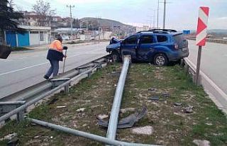 Kontrolden çıkan araç orta refüje daldı