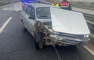 Kontrolden çıkan otomobil bariyerlere çarptı