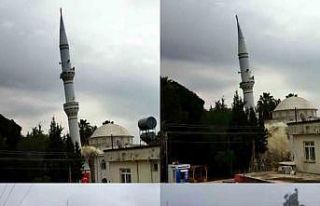 Kontrollü yıkımda cami minaresi böyle çöktü