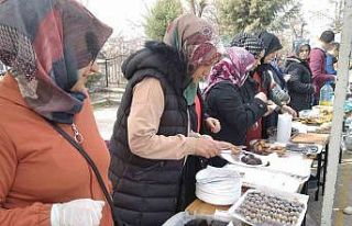 Konya’da depremzedeler yararına hayır panayırı...