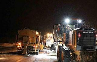 Kop Dağı Geçidinde kar ve tipiden ulaşımda aksamalar...