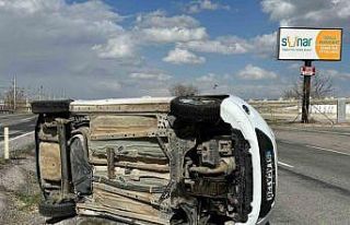 Köpeğe çarpmamak için manevra yapan otomobil takla...