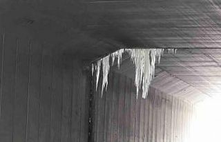 Köprülerden sarkan dev buz sarkıtları tehlike...