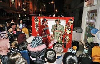 Körfezli çocuklar Hacivat-Karagöz ile doyasıya...