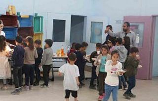 Köy okulu öğrencileri hazırladıkları bileklik...