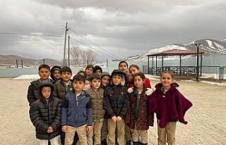 Köy okulunun minikleri Milli Eğitim Müdürüne...