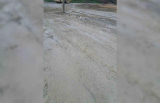 Köy yolu çamurla kaplandı