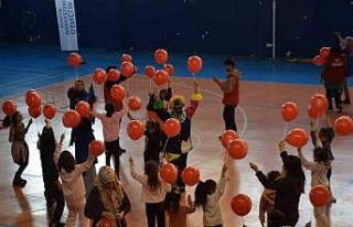 Kozluk’ta depremzede çocuklar doyasıya eğlendi.