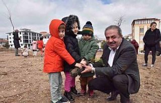 Kreş öğrencileri fidanları toprakla buluşturdu