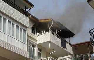 Kriz geçirip evi ateşe verdi, müdahale için gelen...