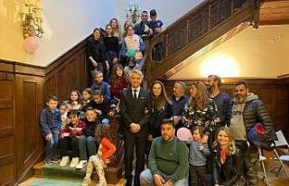 Küçük çocuk doğum günü hediyesi yerine depremzedelere...