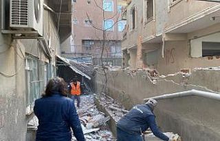 Küçükçekmece’de metruk bir binada yıkım sırasında...