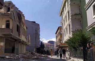 Küçükçekmece’de yıkımı yapılan binada çökme...