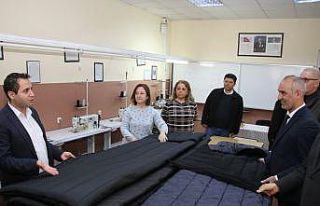 Kula’da depremzedeler için tulum üretiliyor