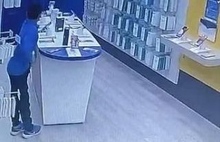 Kulaklığı çalıp cinsel organına sakladı, kameralara...