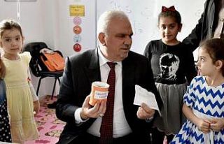 Kumbaralarındaki harçlıklarını depremzede kardeşleri...