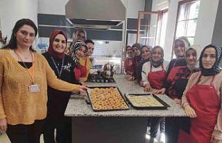 Kursiyerler depremzedeler için kandil simidi yapıyor