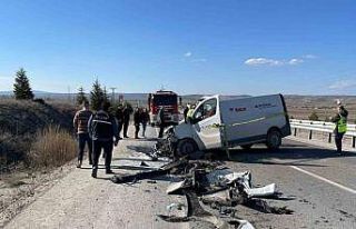 Kütahya’da minibüs ile süt tankeri çarptı:...