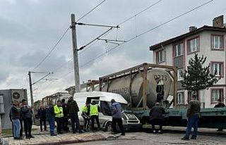 Kütahya’da yük treni minibüse çarptı: 1 yaralı