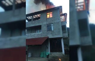 Kuvvetli fırtına Of’ta ev yangınına yol açtı