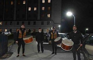 KYK yurtlarındaki depremzedelere Ramazan davulu sürprizi