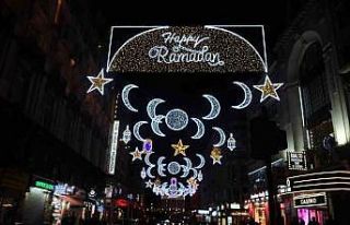 Londra’da Ramazan ışıkları caddeyi aydınlattı