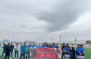 Maç öncesi yeşil sahada evlilik teklifi