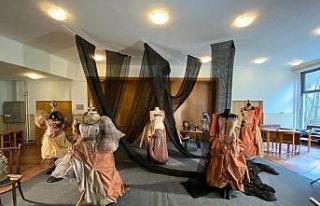 Macaristan’da ders verip sergi açtılar