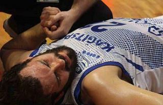 Maçta kafasını zemine çarpan sporcu hastaneye...