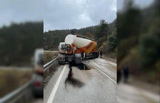 Makaslayan tır Yığılca yolunu trafiğe kapattı