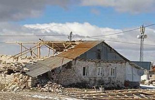 Malatya’da fırtına evlerin çatısını uçurdu