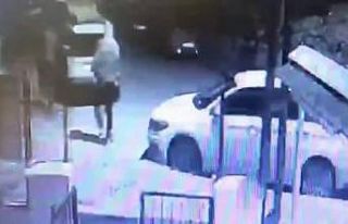 Maltepe’de lüks otomobillere dadanan şahıslar...