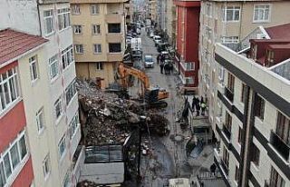 Maltepe’de yıkım esnasında göçük meydana geldi,...