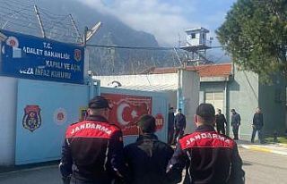 Manisa’da aranan 8 kişi jandarma dedektiflerinden...