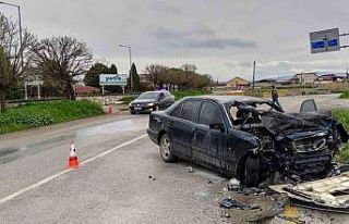 Manisa’da tır ile otomobil kafa kafaya çarpıştı:...