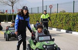 Manisa’daki depremzede çocuklar trafik kurallarını...