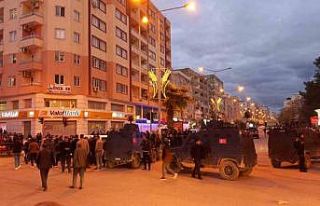 Mardin’de kırmızı ışıkta bekleyen araca silahlı...