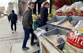 Market tezgâhını yağmalayan güvercinler